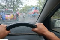 Tips Aman Berkendara Saat Hujan Tips Berkendara Aman Saat Hujan Dengan Kondisi Jalan Licin