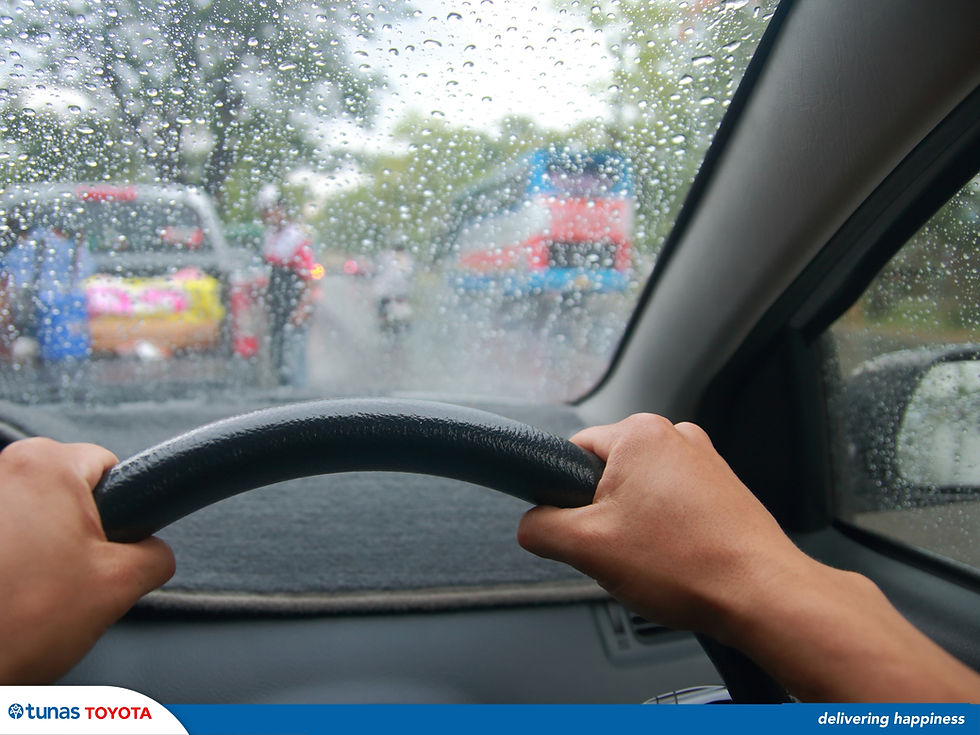 Tips Berkendara Aman Saat Hujan Dengan Kondisi Jalan Licin